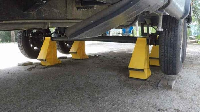 how to keep trailer tires off the ground in storage