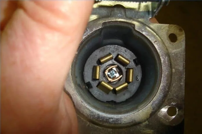 how to clean a trailer plug